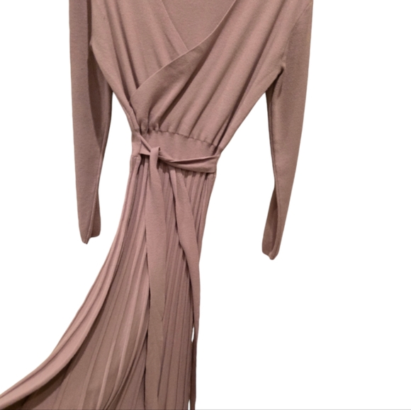 Long Sleeve V- Neck Knit Dress with knit pleats style skirt. Size Medium - Picture 4 of 7